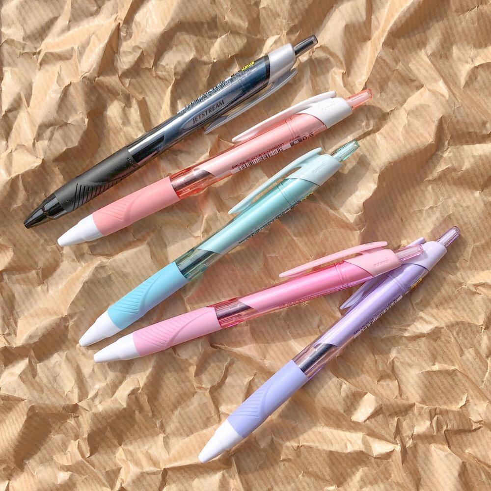 Jetstream Retractable Gel Pen in 0.38mm, 0.5mm, and 0.7mm Ñ smooth, low-viscosity ink with a retractable tip and side clip. TACTO STUDIO